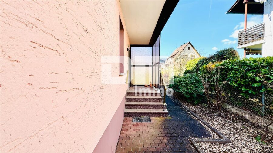 Zeitlose Eleganz trifft Moderne: Modernisiertes Einfamilienhaus mit großem Garten und Garage - Zuweg Haupteingang